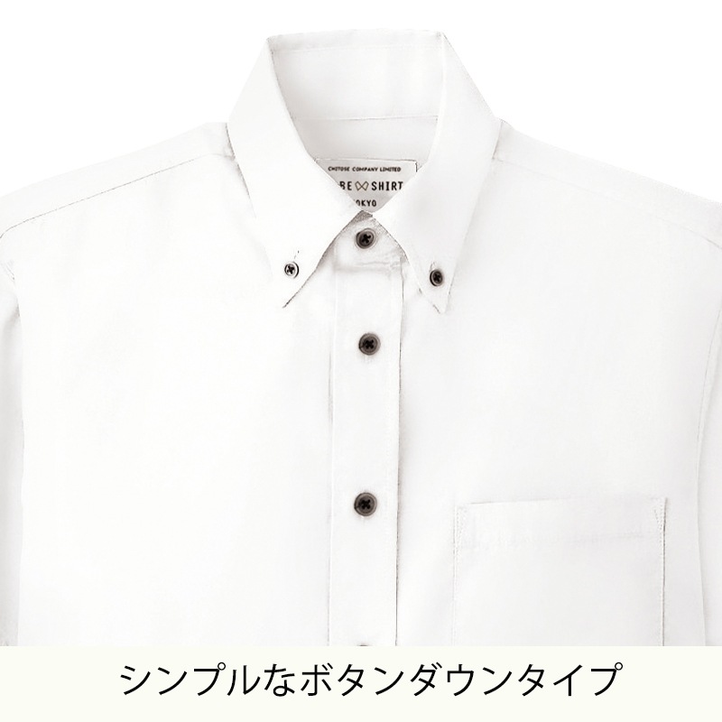 黒ボタンがアクセントのボタンダウン半袖シャツ。 EP7617