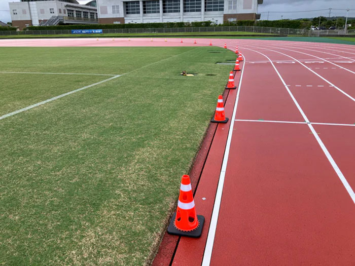 カラーコーン 穴あきコーン パイロン ブラック 黒 幅約275×奥行約275×高さ約450mm ウェイト一体型 1台単位 水害に強い 風に強い 交通整理 工事現場 保安用品 バリケード トレーニングアイテム 