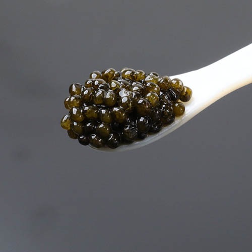 キャビアとブラックマカロンのギフトボックス