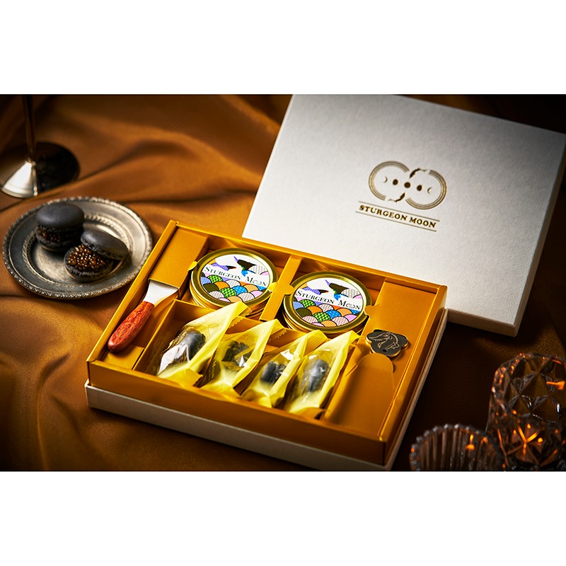キャビアとブラックマカロンのギフトボックス