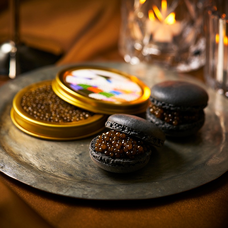 キャビアとブラックマカロンのギフトボックス