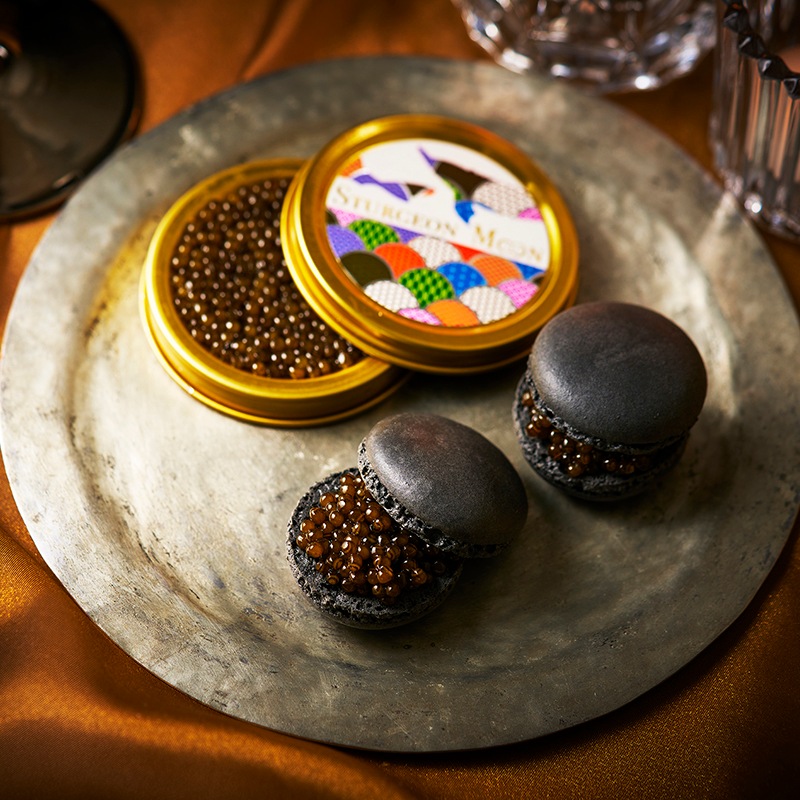 キャビアとブラックマカロンのギフトボックス