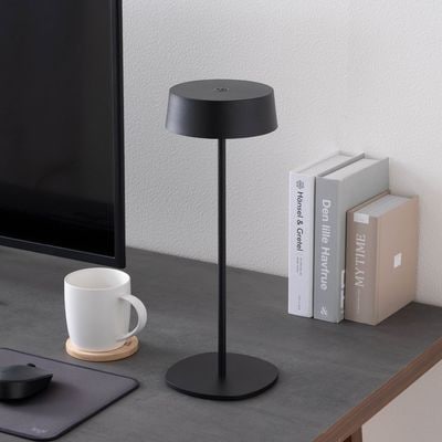 タヴィ 02 ｜ 無段階調光 コードレス USB充電 IP54 LED デスクランプ 照明のサムネイル1