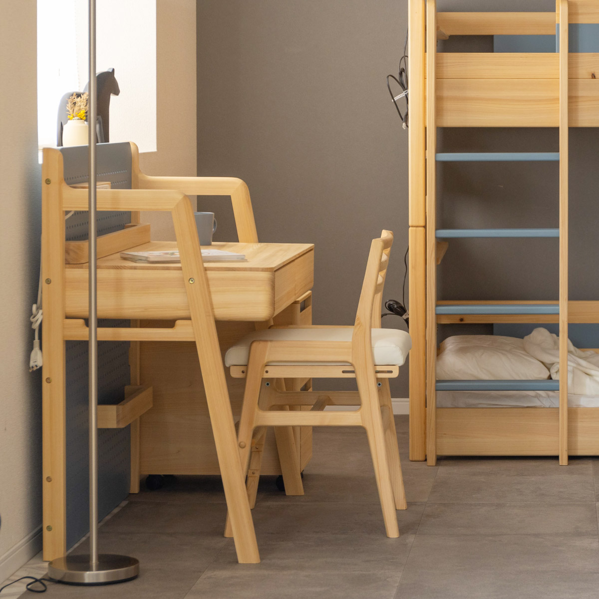 ［幅100］ デスク ひのき 机 有孔ボード こども 学習机 北欧 キッズ コンパクト 収納棚 高さ調節 USBポート コンセント付き ピンク 水色