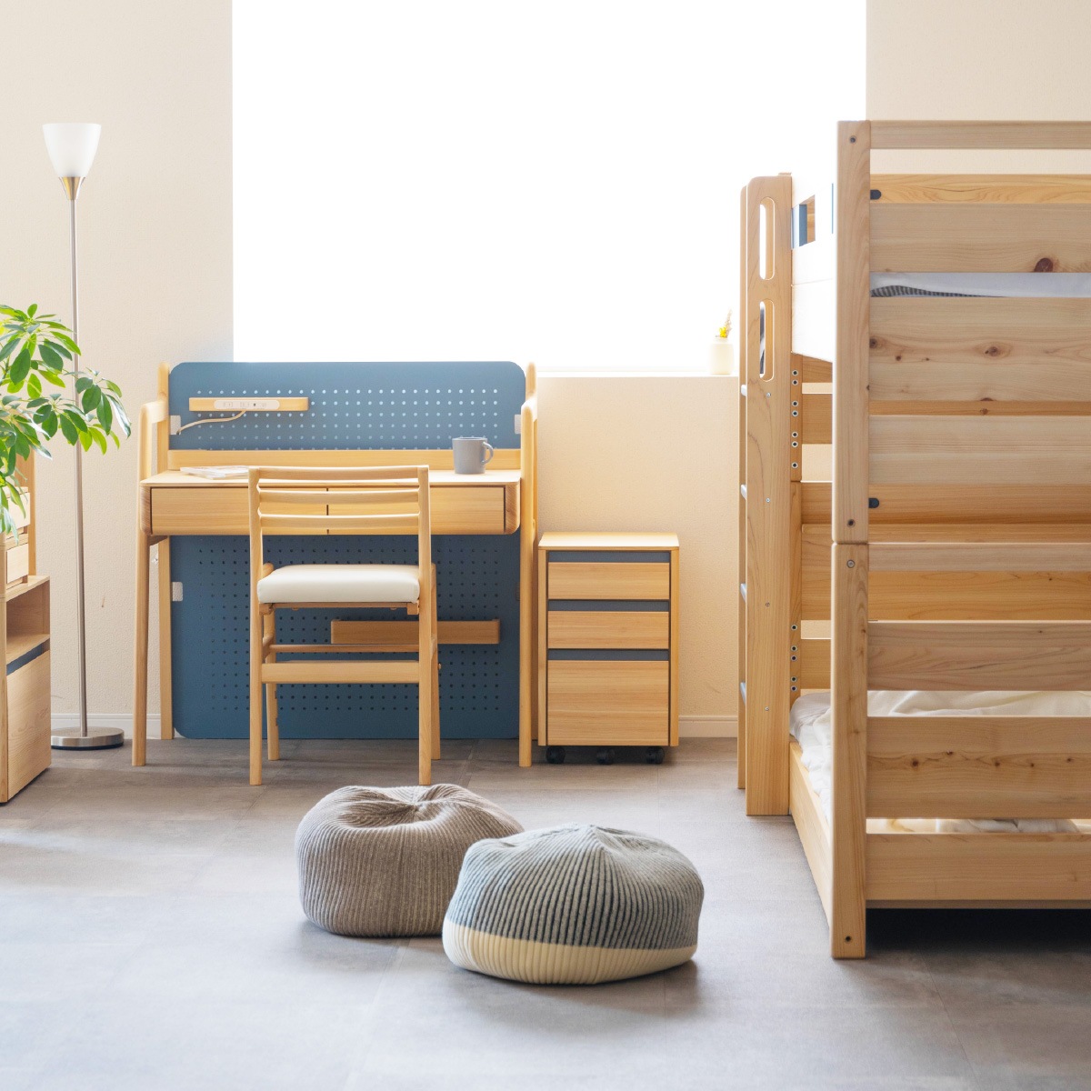 ［幅100］ デスク ひのき 机 有孔ボード こども 学習机 北欧 キッズ コンパクト 収納棚 高さ調節 USBポート コンセント付き ピンク 水色