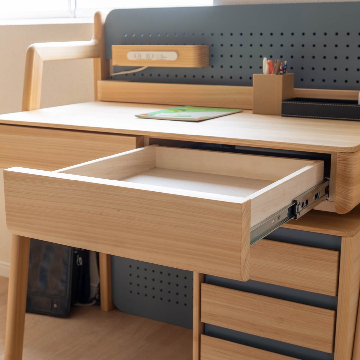 ［幅100］ デスク ひのき 机 有孔ボード こども 学習机 北欧 キッズ コンパクト 収納棚 高さ調節 USBポート コンセント付き ピンク 水色