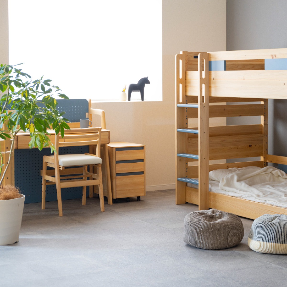 ［幅100］ デスク ひのき 机 有孔ボード こども 学習机 北欧 キッズ コンパクト 収納棚 高さ調節 USBポート コンセント付き ピンク 水色