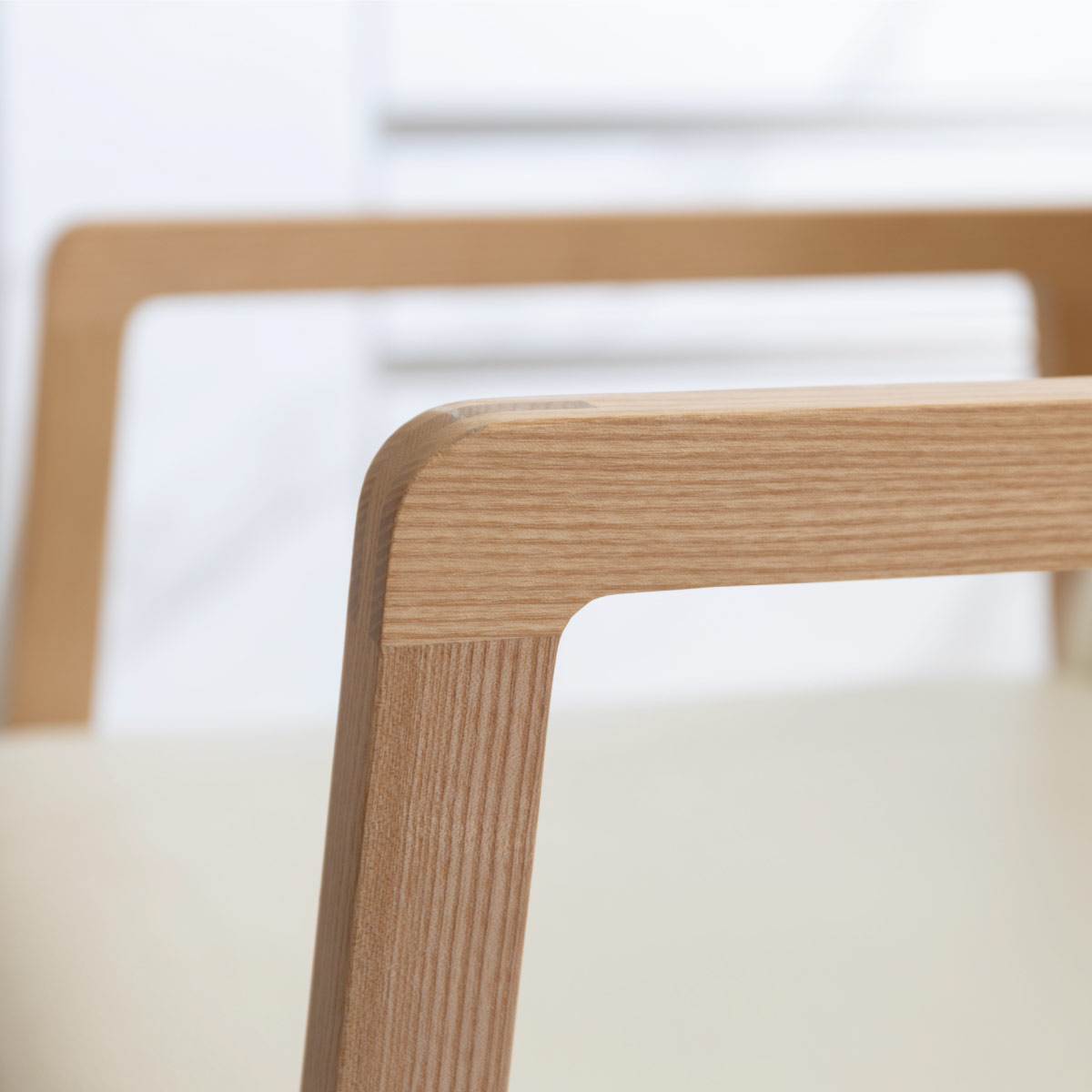 本日限定価格　★美品★　天然材　肘付き回転ダイニングチェア　ウレタン樹脂塗装 本日限定価格 ☆美品☆ 天然材 肘付き回転ダイニングチェア ウレタン