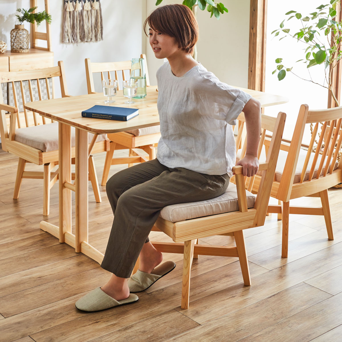 回転チェア 天然木ヒノキ 肘有り MOIST 回転チェア｜家具の通販tac