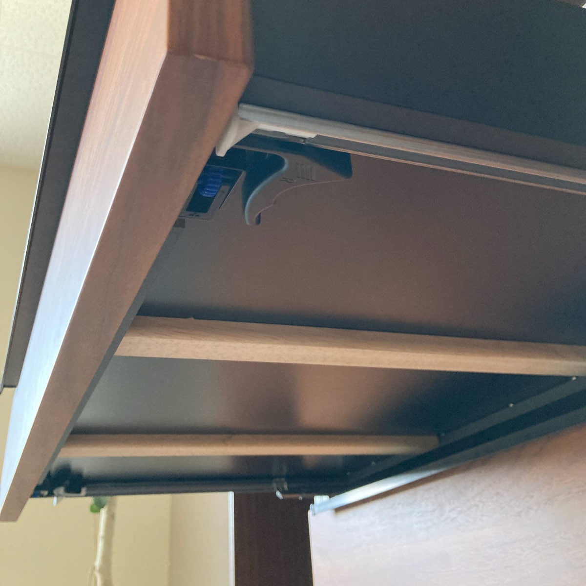 ［幅140］ キッチンボード コンセント付き 木目調 食器棚 スライドカウンター フルオープンレール仕様