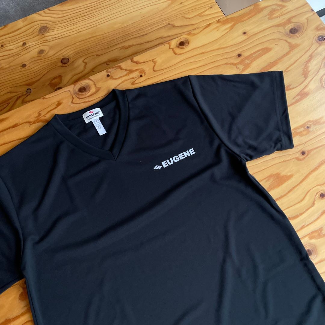 【EUGENE】スムースドライ Tシャツ（Vネック） ■ワンポイントロゴ01
