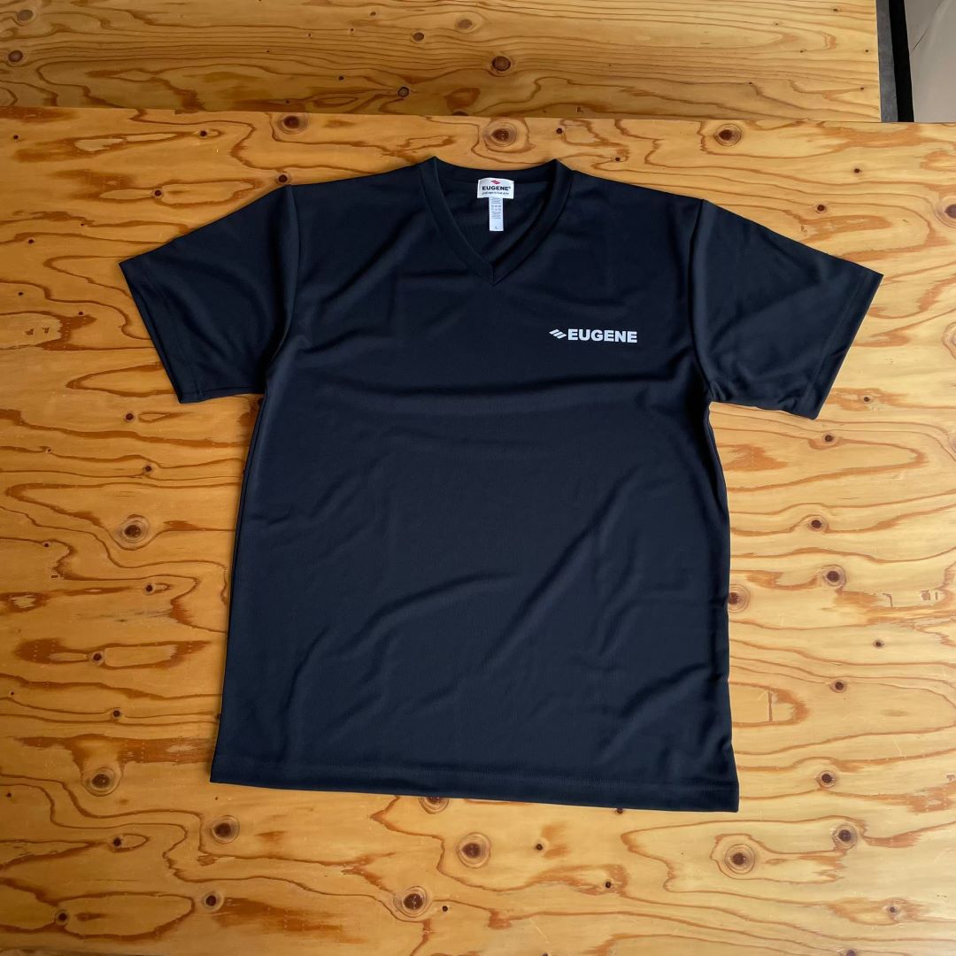 【EUGENE】スムースドライ Tシャツ（Vネック） ■ワンポイントロゴ01