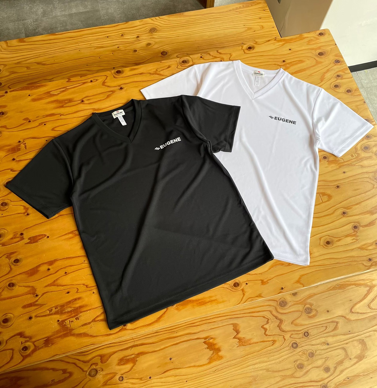 【EUGENE】スムースドライ Tシャツ（Vネック） ■ワンポイントロゴ01