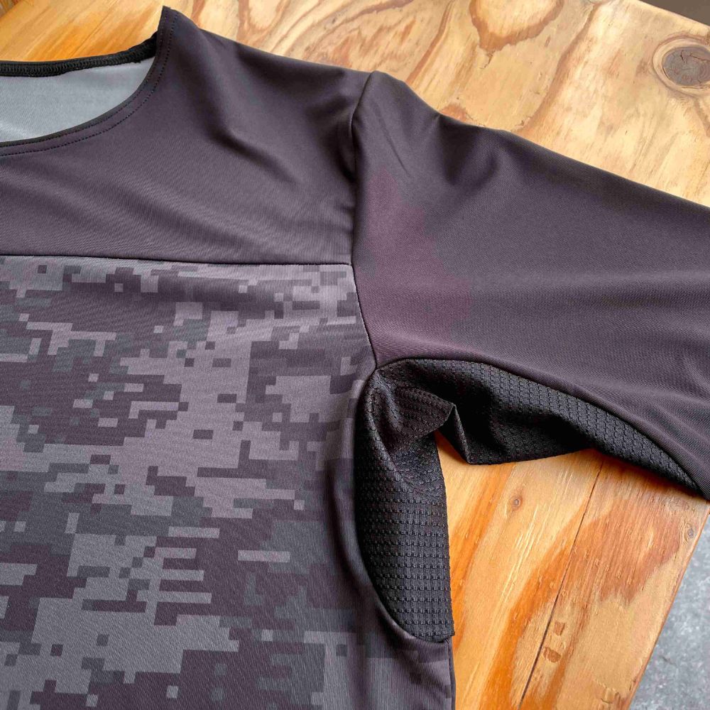 【番号入れ可】野球アンダーシャツ (長袖)  デジカモ柄 ブラック