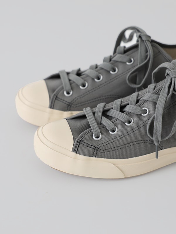 canvas sneaker