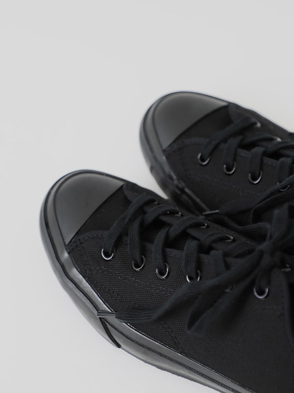 canvas sneaker