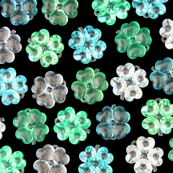 【ハンドメイド】　四葉のクローバー 四つ葉のクローバーおまもりリンゴストラップ🍏🍀⟡.·*. ｡.｡:+* ﾟ ゜ﾟ