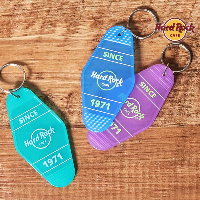 30点 ハードロックカフェ ピンバッジ キーホルダーまとめ売り ハードロックカフェ ピンバッジとキーホルダーの4個セット