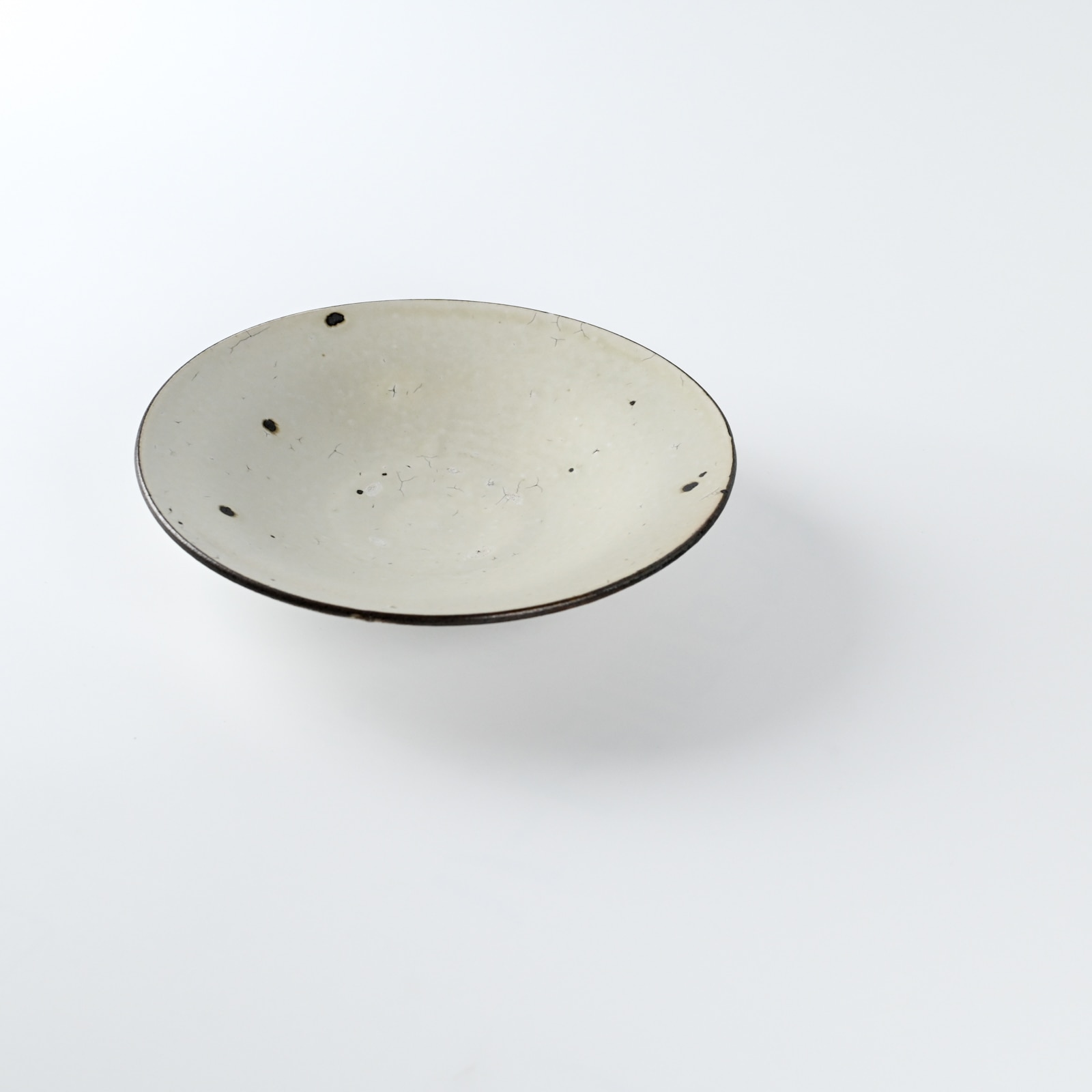 下村淳 / そり返し7寸皿 粉引 ルチル釉 | 作り手,下村淳 | 和食器通販