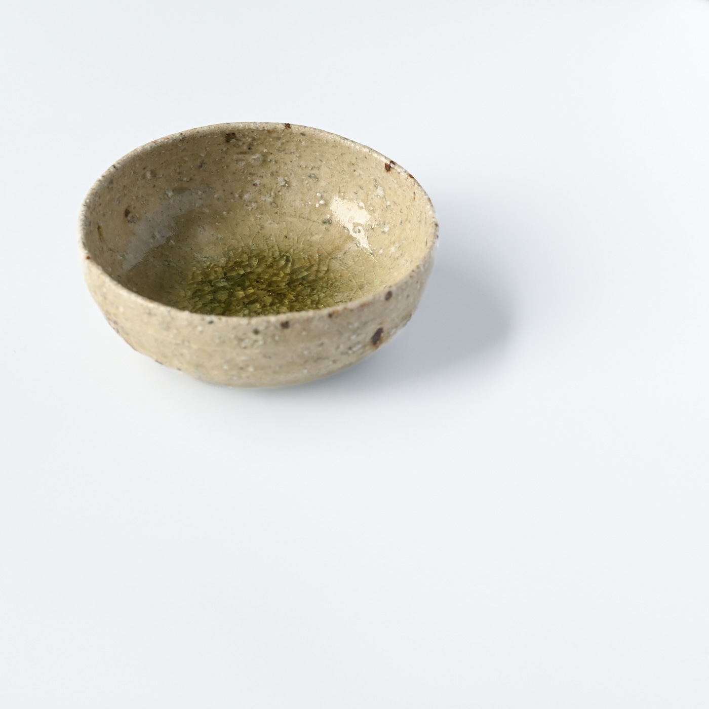 安達健 / 淡緑灰釉 三寸沓形鉢 | 作り手,安達健 | 和食器通販 eyl