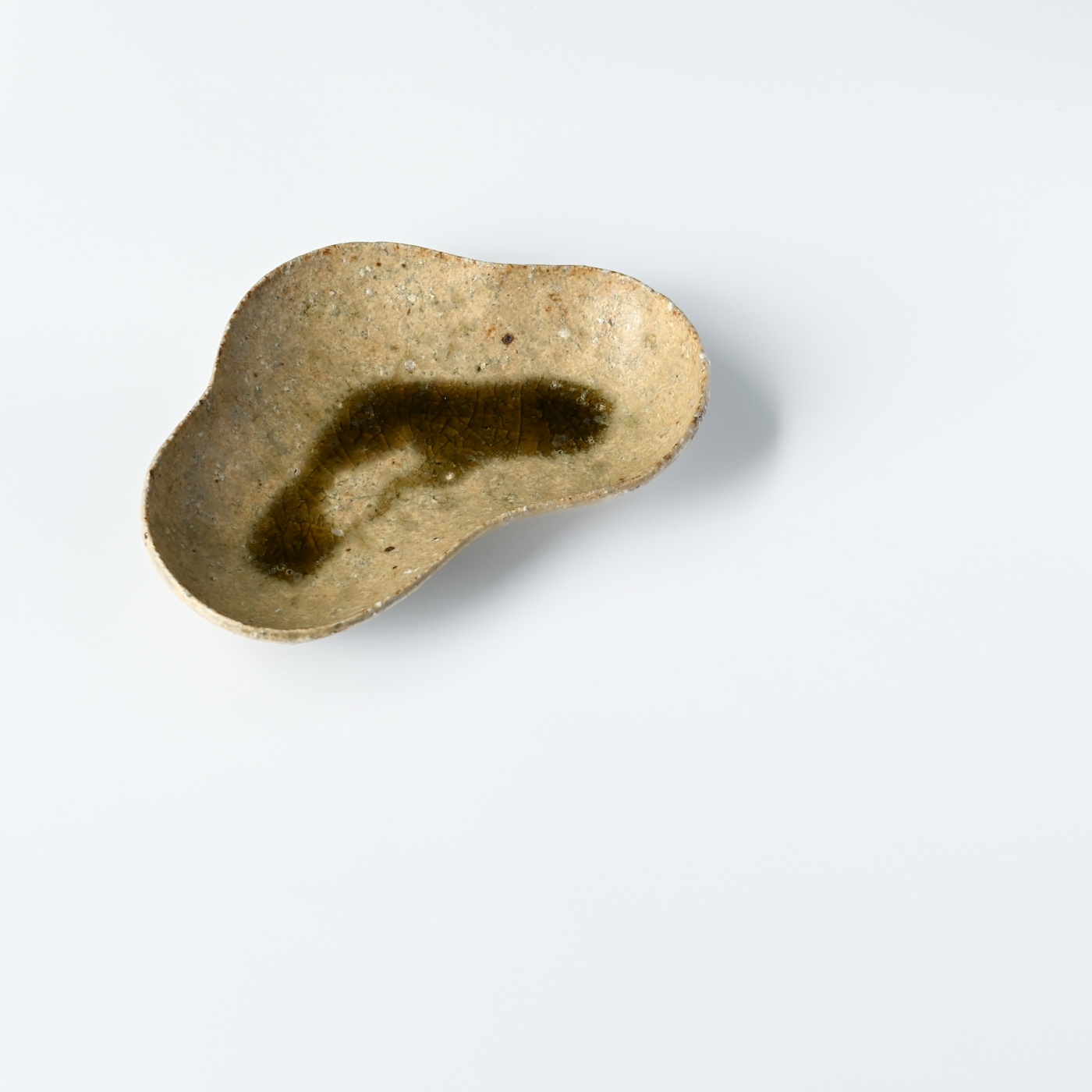 安達健 / 緑灰釉 三葉形浅鉢 | 作り手,安達健 | 和食器通販 eyl utsuwa