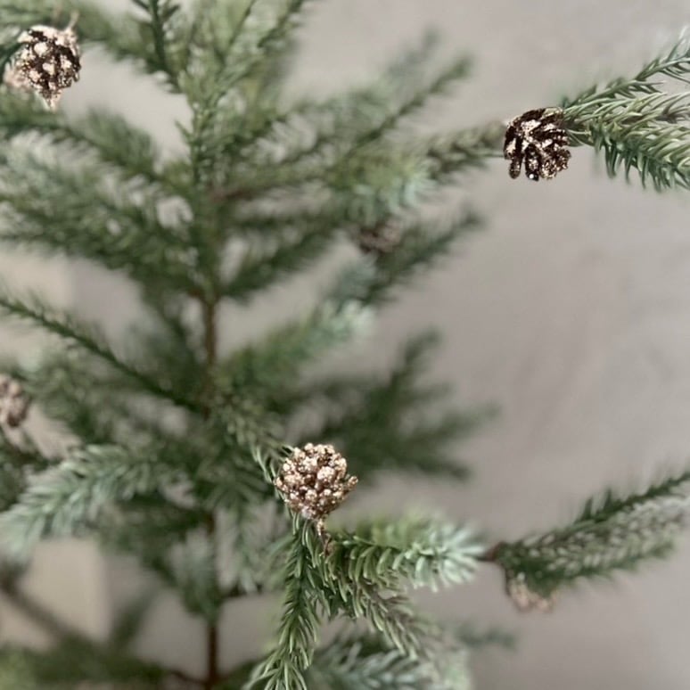 キラキラの小さな松ぼっくり 12個入り(ブロンズ)