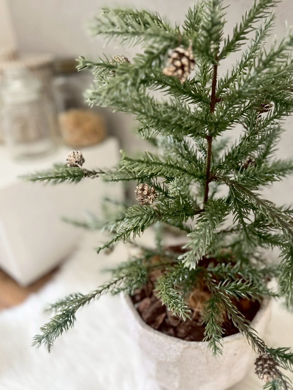 キラキラの小さな松ぼっくり 12個入り(ブロンズ)