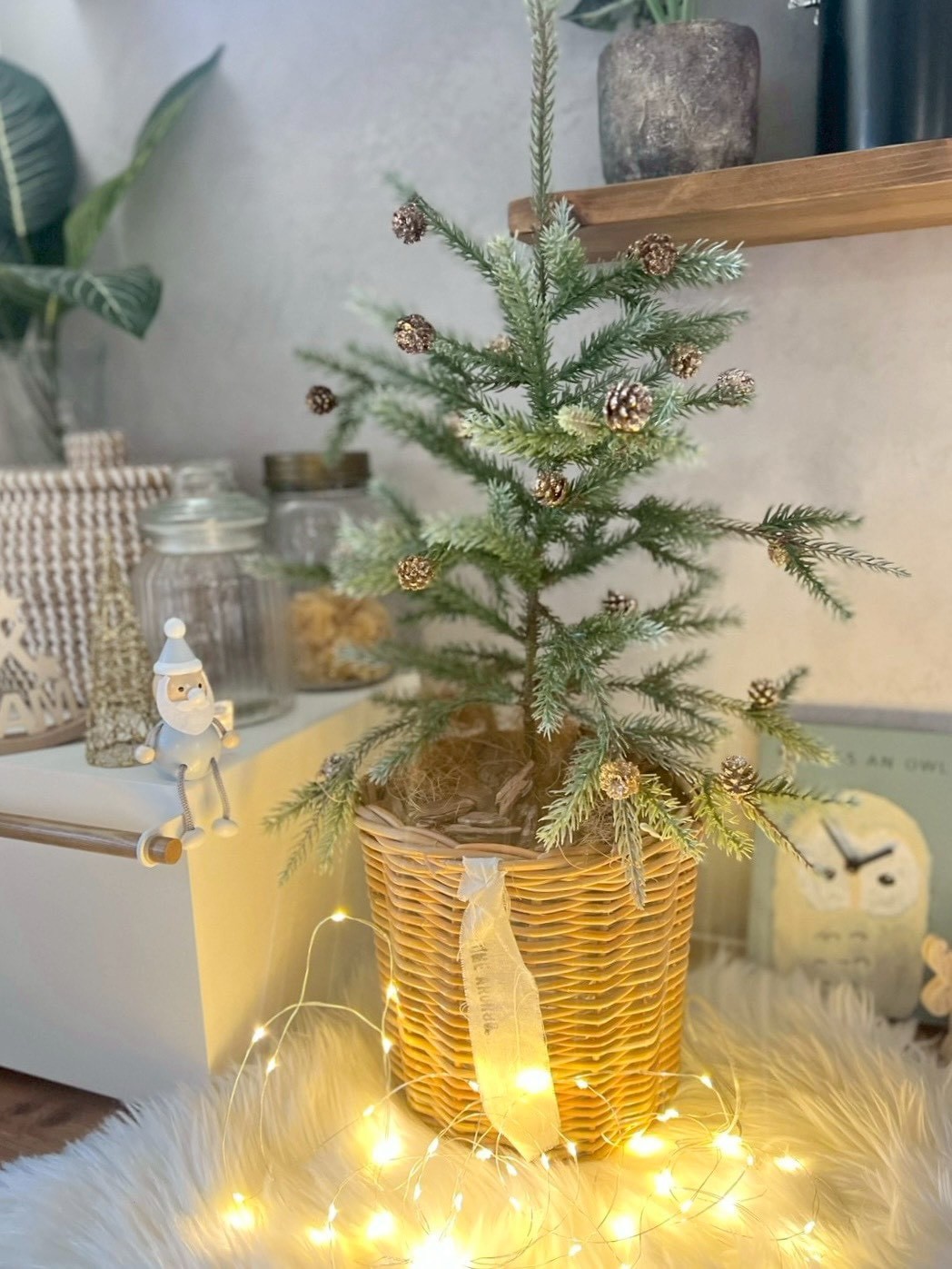 キラキラの小さな松ぼっくり 12個入り(ブロンズ)