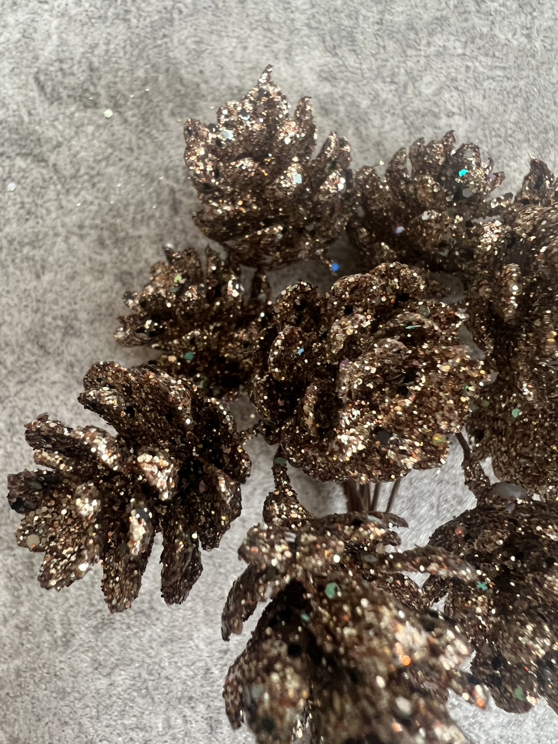 キラキラの小さな松ぼっくり 12個入り(ブロンズ)