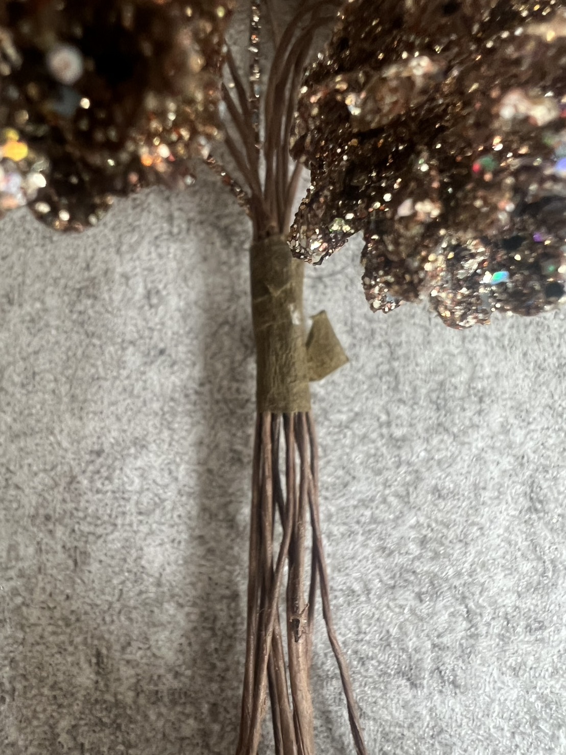 キラキラの小さな松ぼっくり 12個入り(ブロンズ)