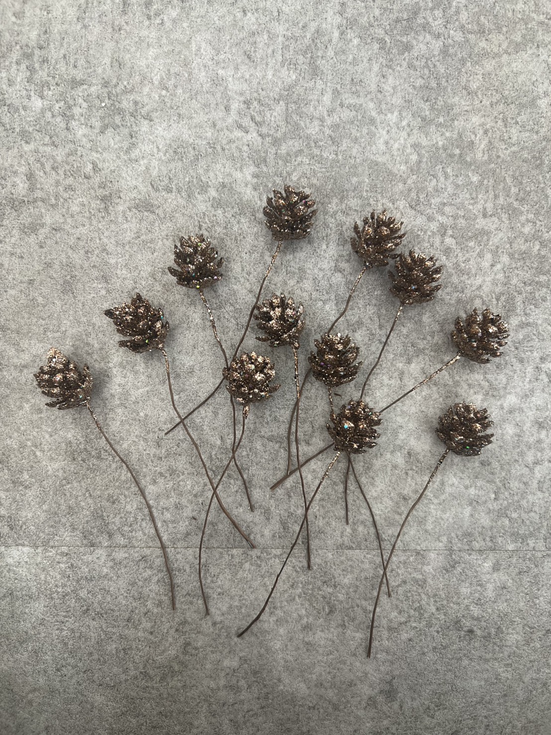 キラキラの小さな松ぼっくり 12個入り(ブロンズ)