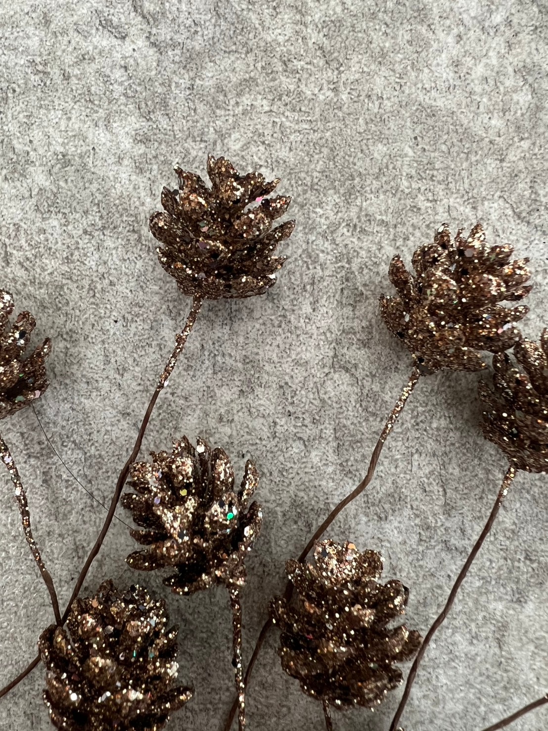 キラキラの小さな松ぼっくり 12個入り(ブロンズ)