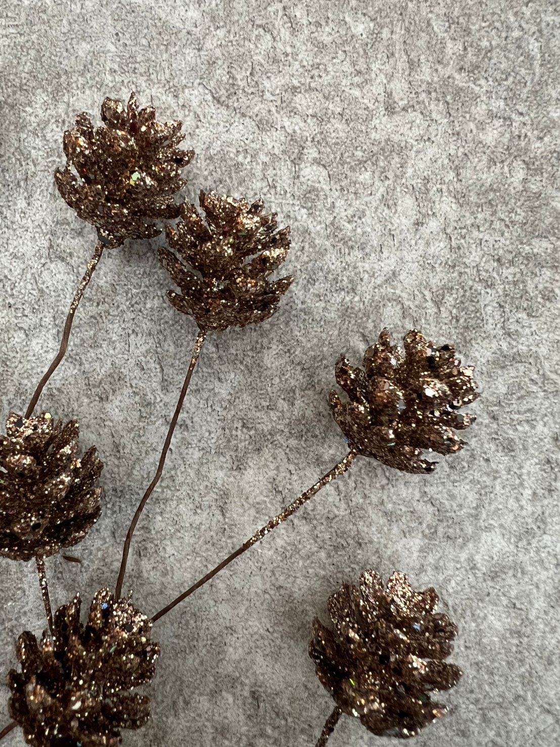 キラキラの小さな松ぼっくり 12個入り(ブロンズ)|おしゃれなフェイク