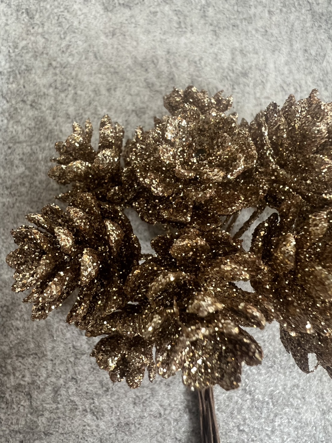 キラキラの小さな松ぼっくり 12個入り(ゴールド)