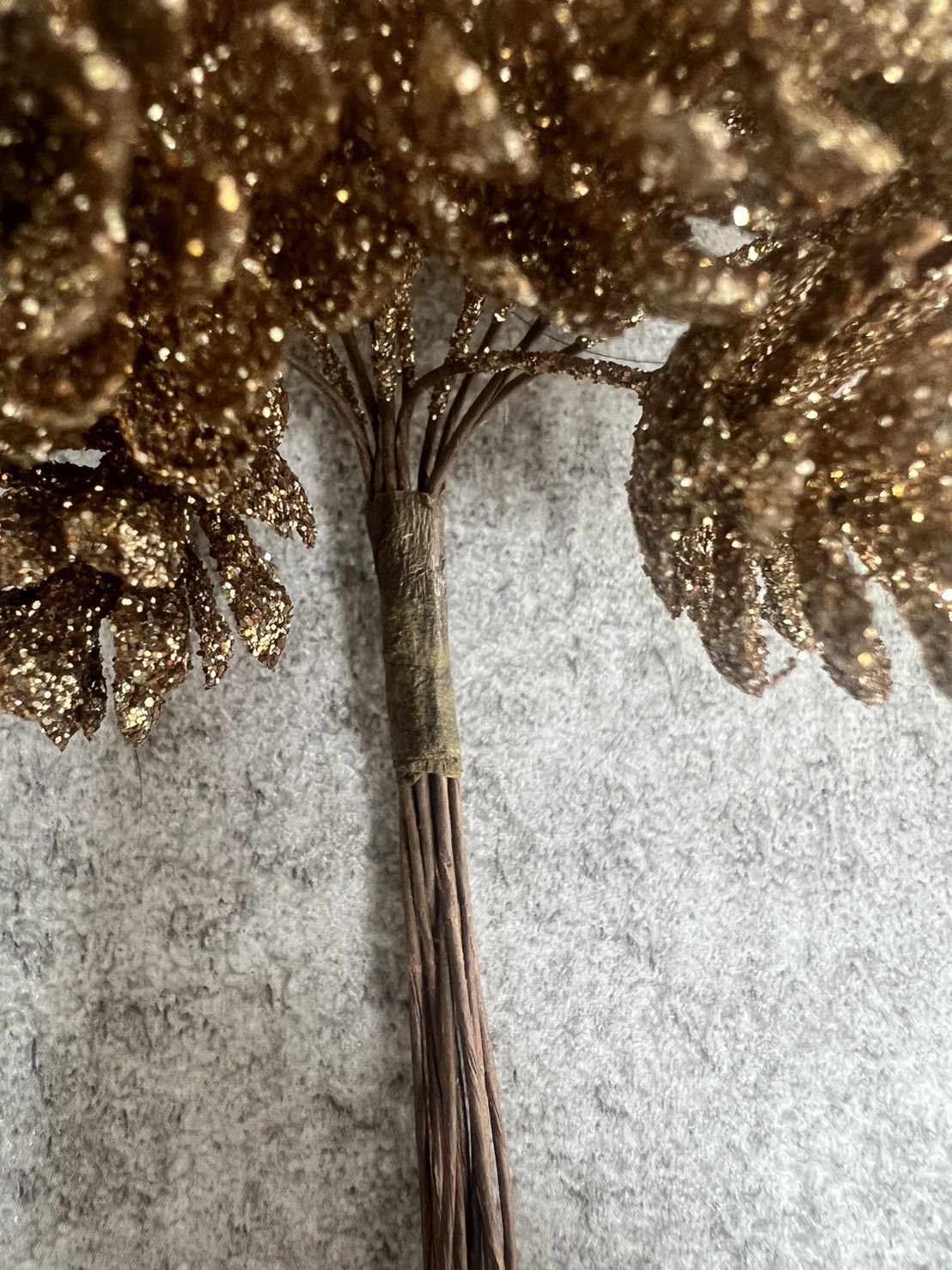 キラキラの小さな松ぼっくり 12個入り(ゴールド)