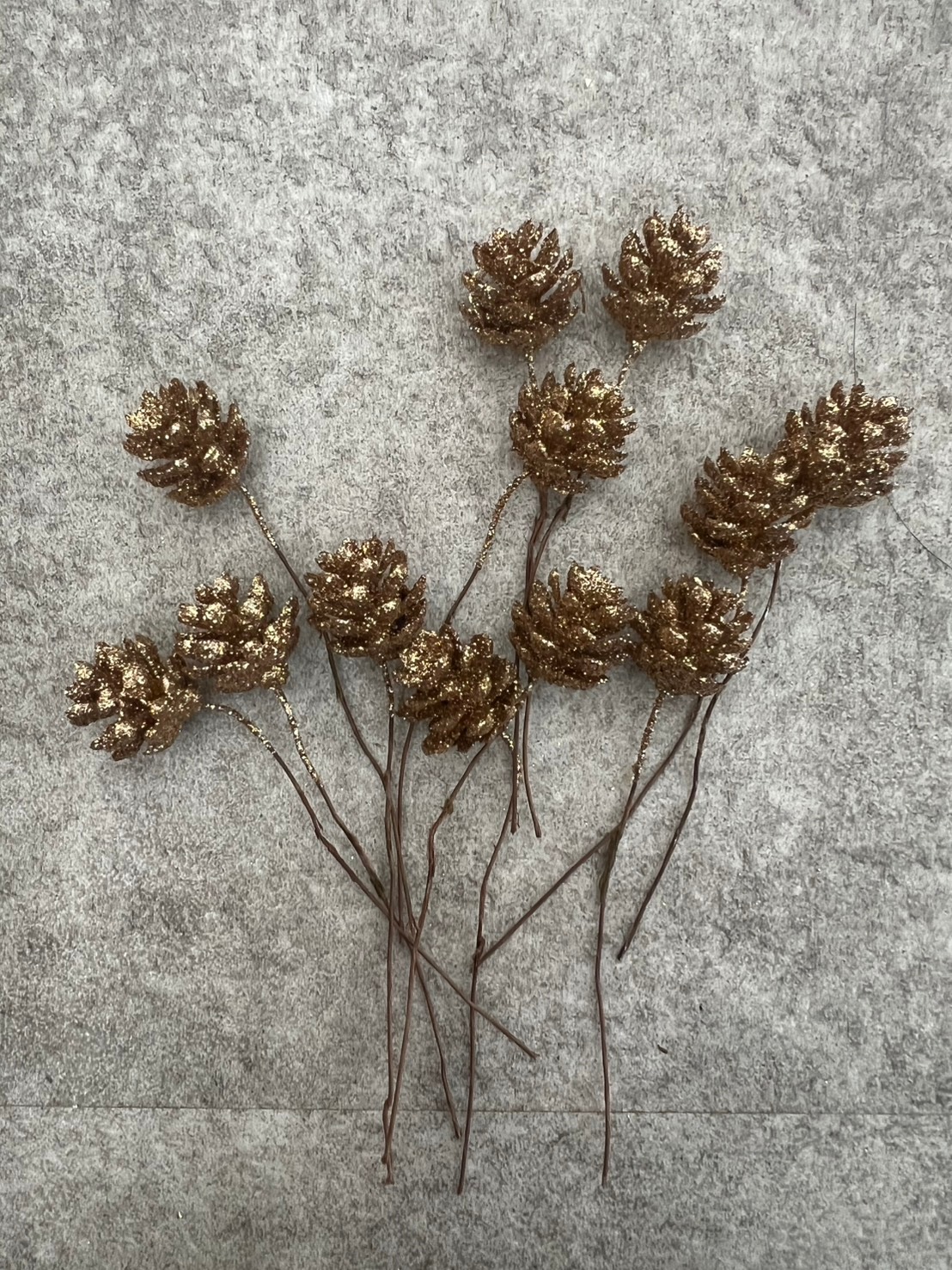 キラキラの小さな松ぼっくり 12個入り(ゴールド)|おしゃれなフェイク