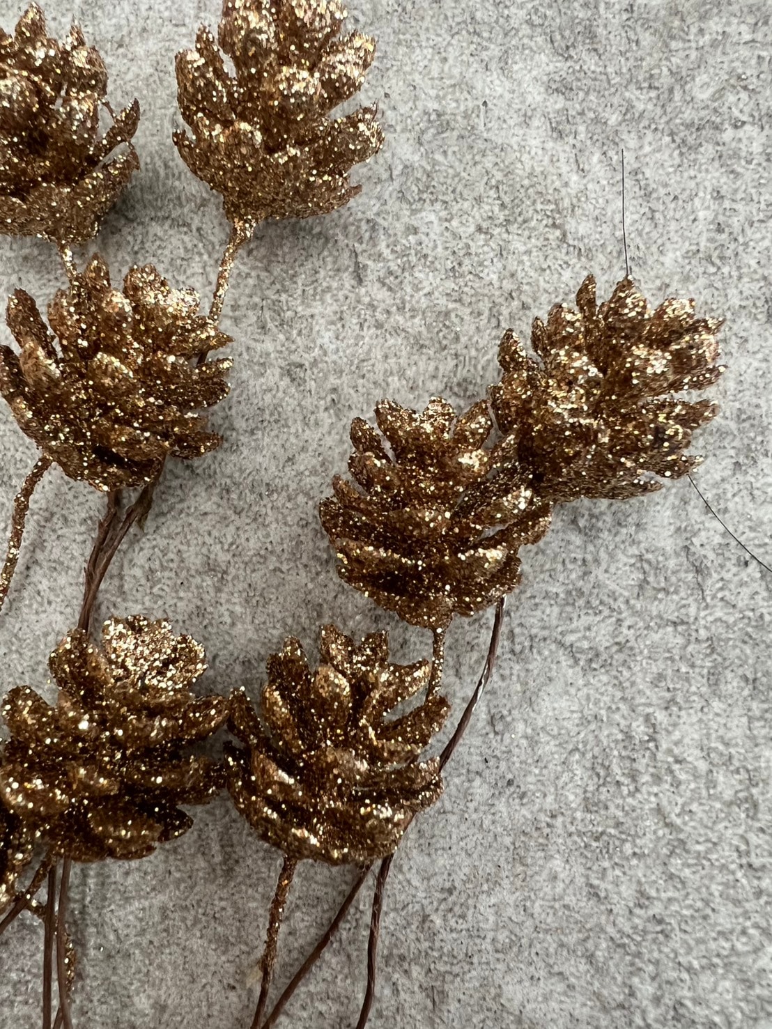 キラキラの小さな松ぼっくり 12個入り(ゴールド)