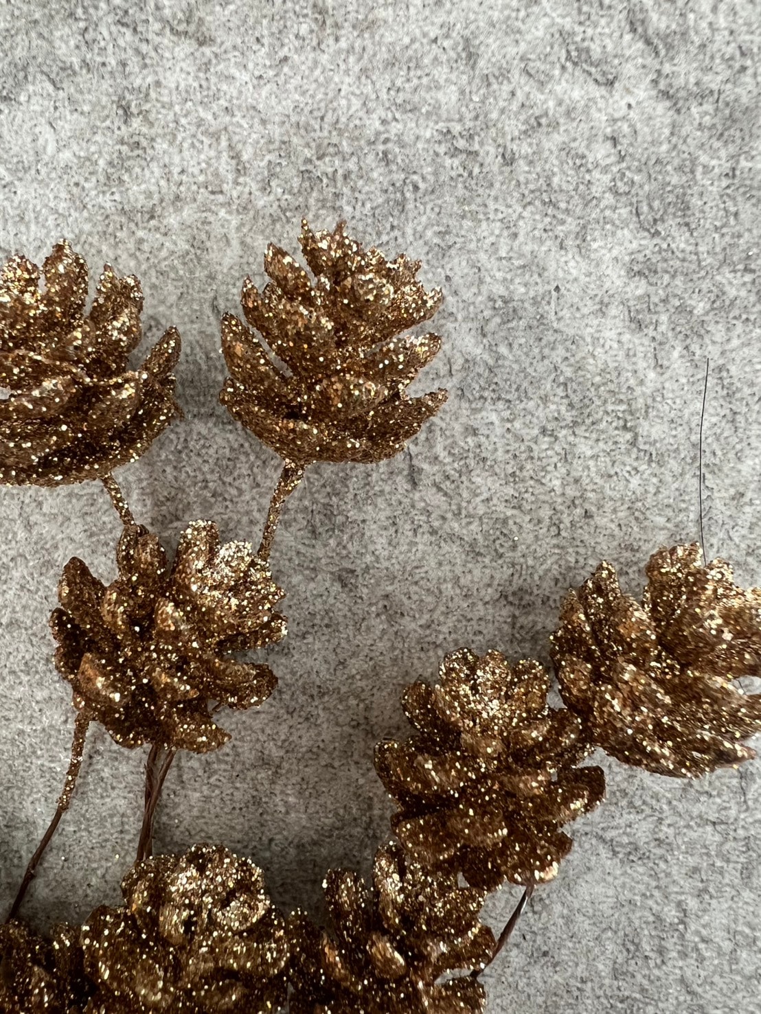 キラキラの小さな松ぼっくり 12個入り(ゴールド)