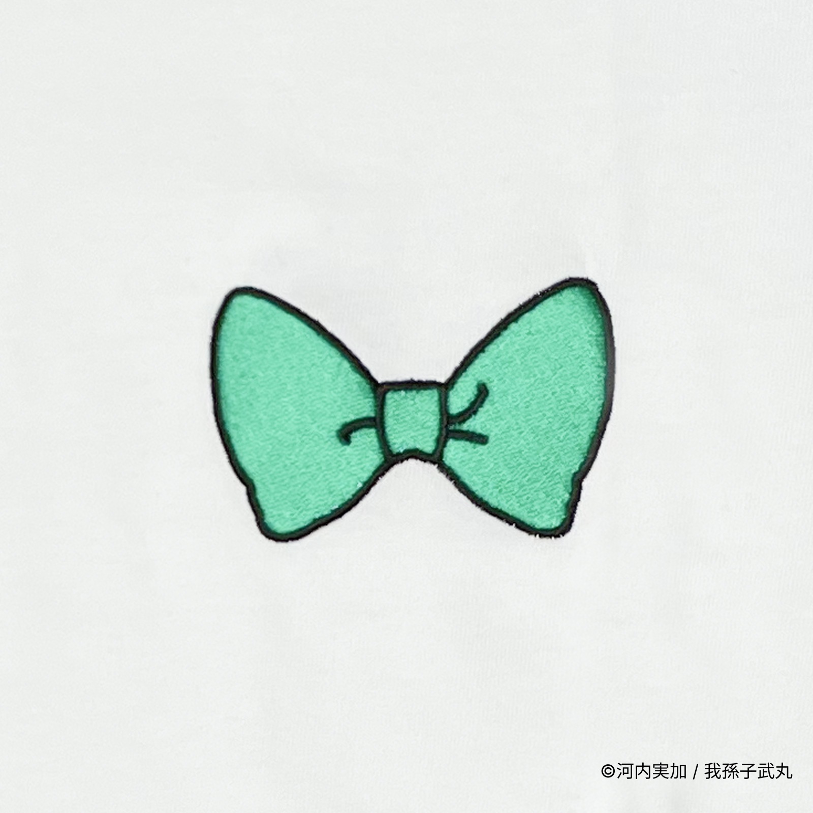 人形はこたつで推理する/刺繍ロゴTシャツ(蝶ネクタイ)/ホワイト