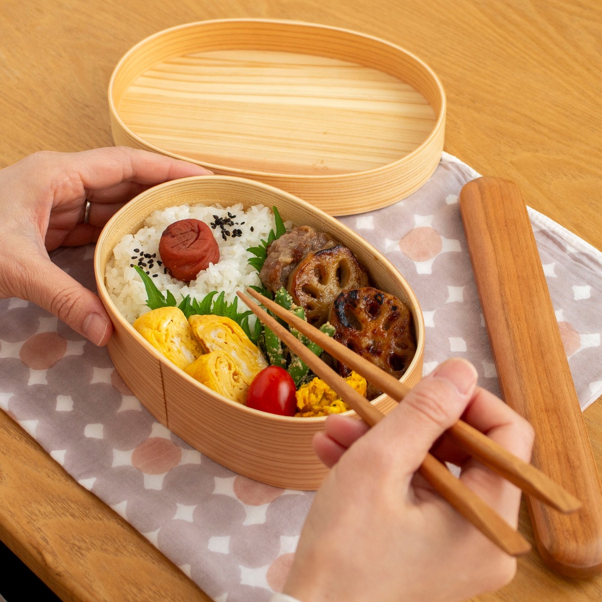 AG31 青漆塗 半月弁当 木目 刷毛木半月弁当 蓋裏絵違い 懐石 会席 茶道具 めんぱ だ円 曲げわっぱ弁当箱 楕円 1段 650ml かぶせ蓋 ウレタン塗装