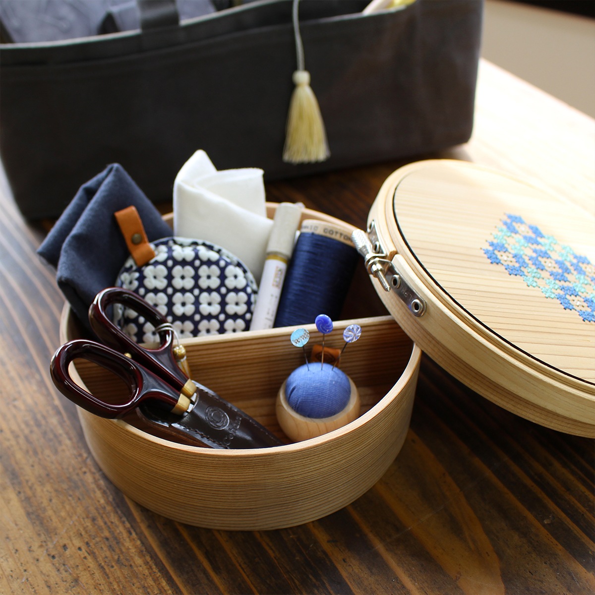 婚礼道具 箱枕 両脇を飾るクカサンと呼ばれる刺繍布 Cohana 曲げわっぱの道具箱 刺しゅう枠 刺繍枠 15cm 日本製 Made in