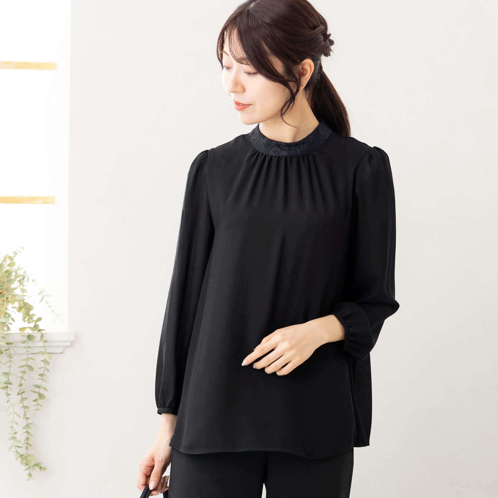 新着入荷の通販 一度短時間着用のみ】OHGA ブラック BLOUSE FLOWER トップス