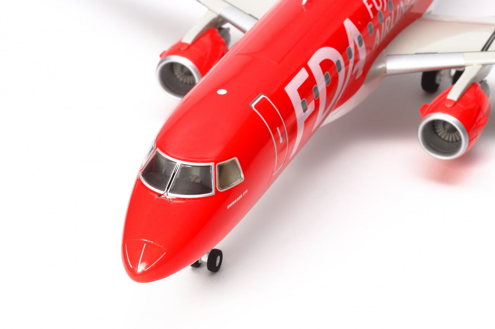 タミヤ製 組み立てキット 1/100 エンブラエル175 | エアクラフトモデル