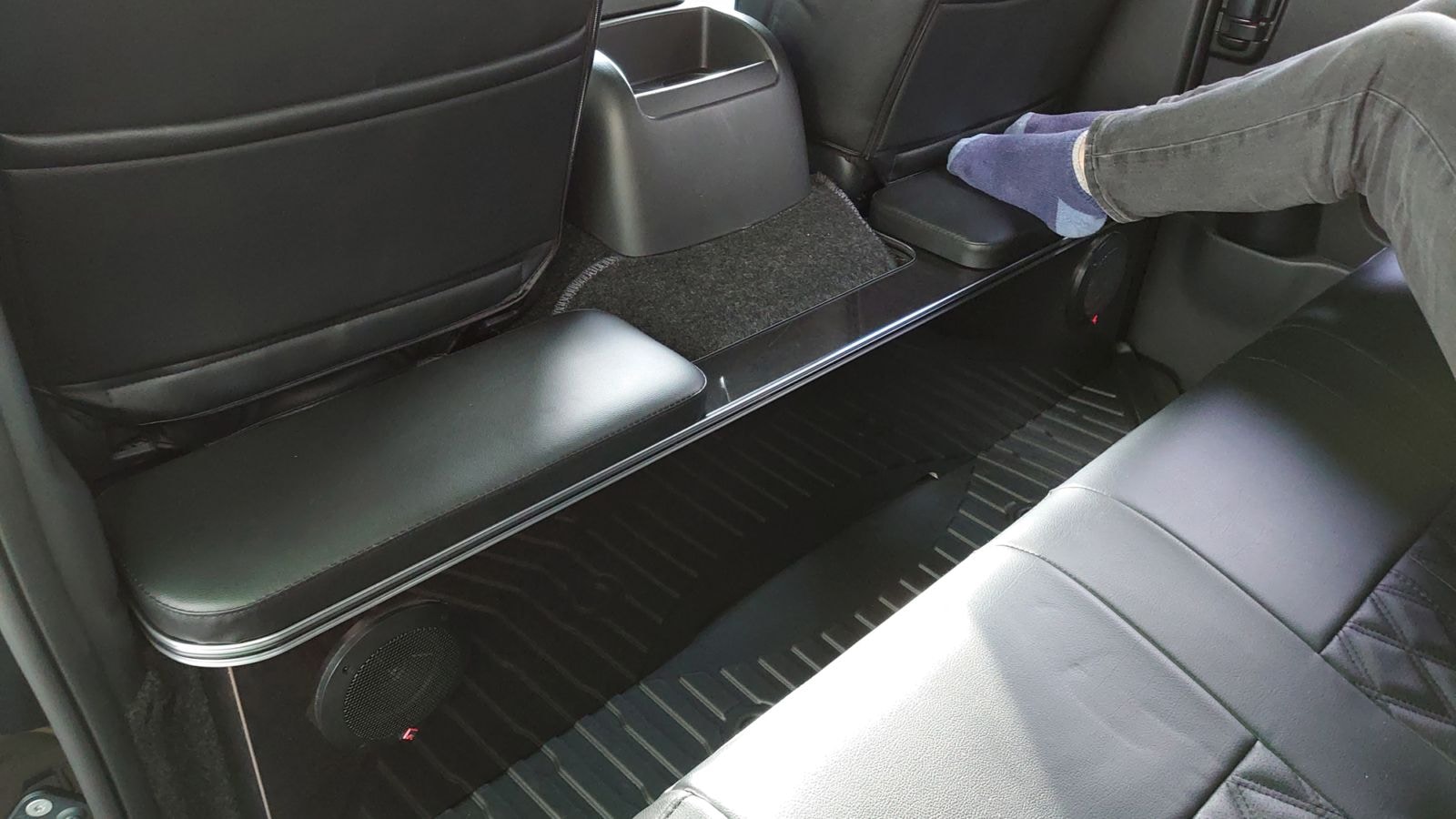 セットプラン　受注生産　ハイエース200系　バン　スーパーGL　標準ボディー用　リアデッキテーブル+オットマン　　数量・期間限定