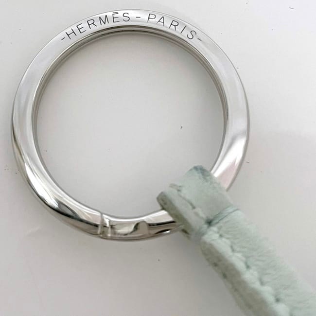 エルメス キーリング カルメン f-23342 ライトグリーン 美品 レザー 中古 Ｗ刻印 HERMES チャーム バッグチャーム 鍵 ホルダー キーホルダー フリンジ タッセル 定番 人気 革 お洒落 シンプル レディース 女性 小物 緑色 緑 高級感 上品 ブランド 本物 鑑定済み エルメス キーリング カルメン f-23342 ライトグリーン 美品 レザー