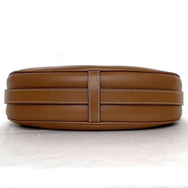 セリーヌ セミショルダーバッグ ミディアム アヴァ ストラップ バッグ ブラウン 19692 f-19943 美品 ホーボー レザー 中古 CELINE 肩掛け シンプル ファスナー ロゴ 定番 人気 女性 レディース 通勤 通学 ワンポイント お洒落 小さめ 革 ブランド 本物 鑑定済み セリーヌ セミショルダーバッグ ミディアム アヴァ ストラップ バッグ