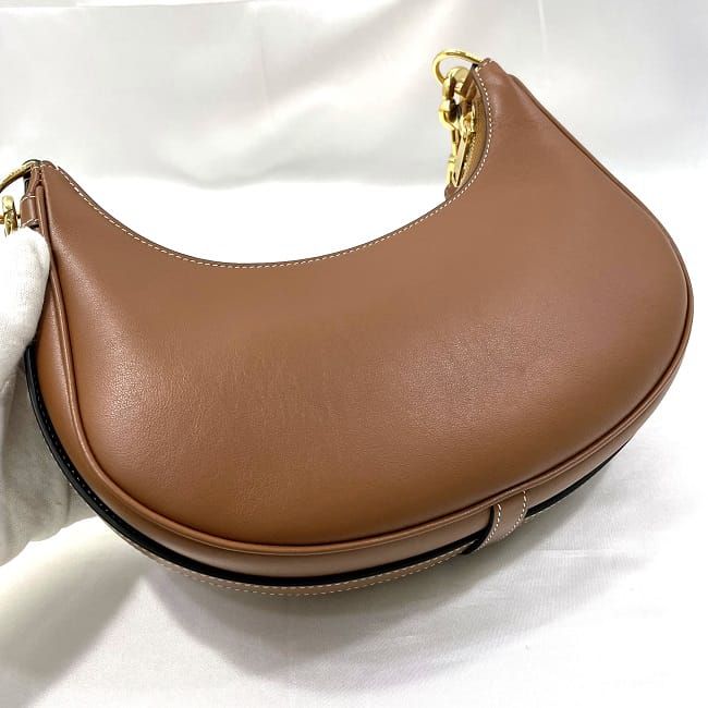 セリーヌ セミショルダーバッグ ミディアム アヴァ ストラップ バッグ ブラウン 19692 美品 ホーボー レザー 中古 CELINE 肩掛け シンプル ファスナー ロゴ 定番 人気 女性 レディース 通勤 通学 ワンポイント お洒落 セリーヌ セミショルダーバッグ ミディアム アヴァ ストラップ バッグ