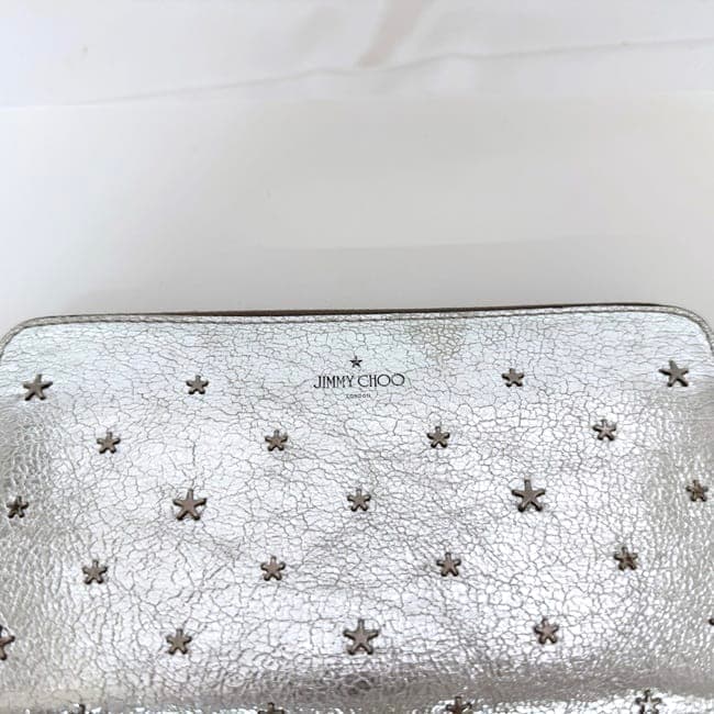 ジミーチュウ ラウンドファスナー 長財布 ec-23035 シルバー 美品 財布 レザー スタッズ 中古 JIMMY CHOO 星 ファスナー メタリック シンプル 定番 人気 女性 レディース 革 小物 お洒落 スター ロング ウォレット 星柄 エレガント 上品 ブランド 本物 鑑定済み ジミーチュウ ラウンドファスナー 長財布 ec-23035 シルバー 美品 財布