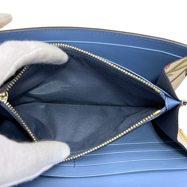 サルヴァトーレ フェラガモ 二つ折り 長財布 ライトブルー ガンチーニ