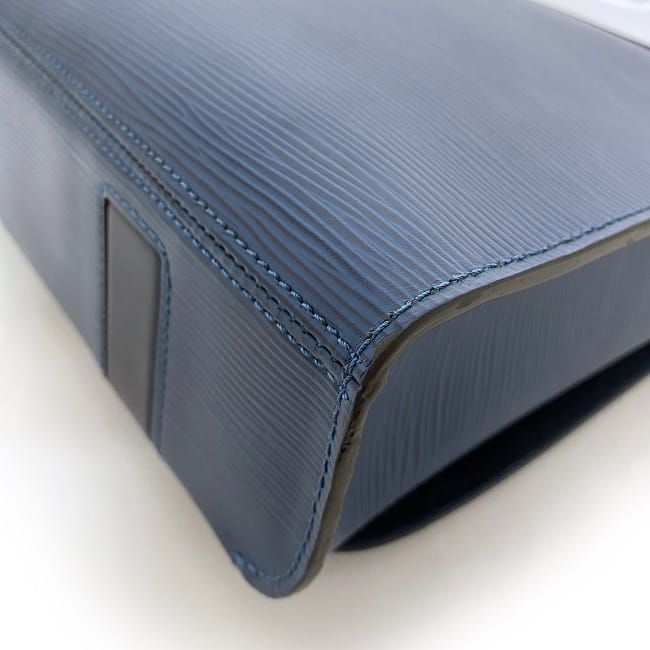 【極美品】ルイヴィトン エピ ハリントン メッセンジャーバッグ ショルダーバッグ ルイ・ヴィトン(LOUIS VUITTON)ルイヴィトン エピ ハリントン